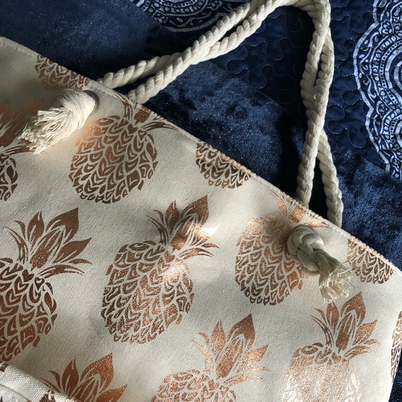 Super fun lightweight beach bag with pineapple design✨ - Picture 13 of 13